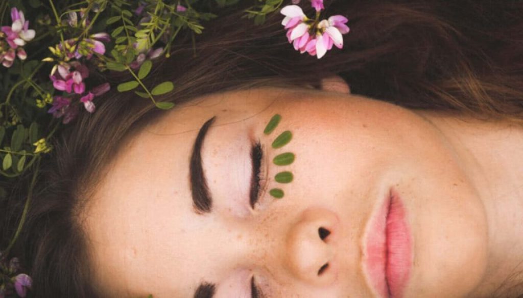 beautiful-girl-on-flower-garden-1024x649-1600x800